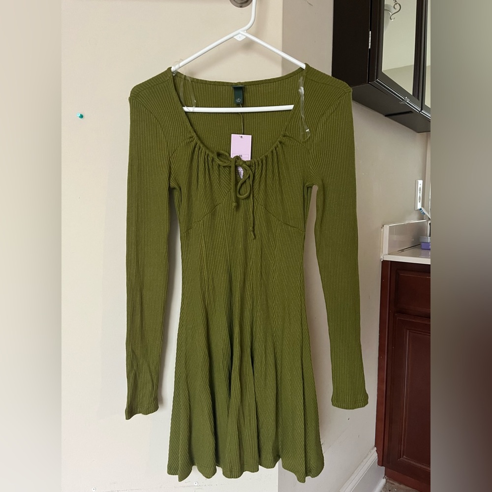Green long-sleeve dress